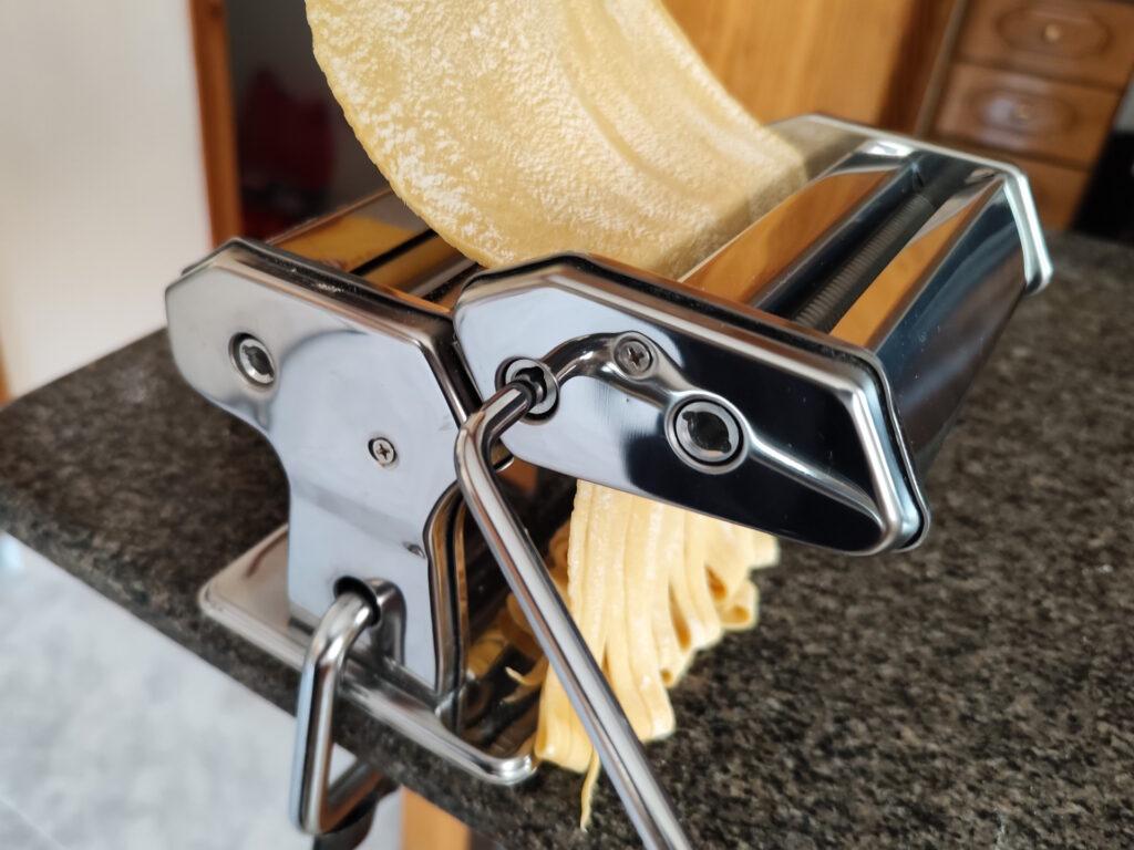 Cortar pasta fresca casera