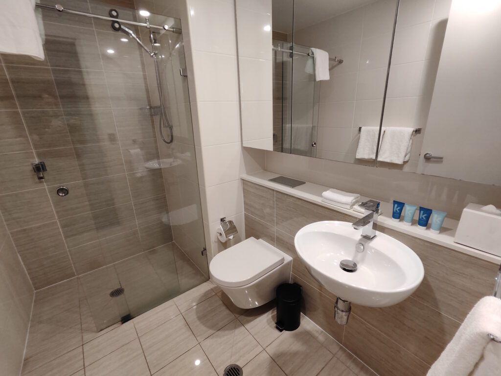 Baño del Meriton Suites Zetland