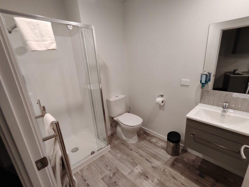 Baño del Ramada Suites Victoria Street West