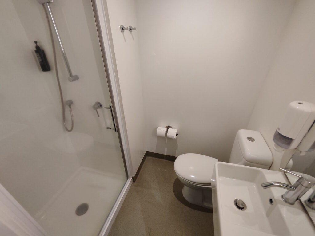 Baño del ibis Budget Auckland Airport