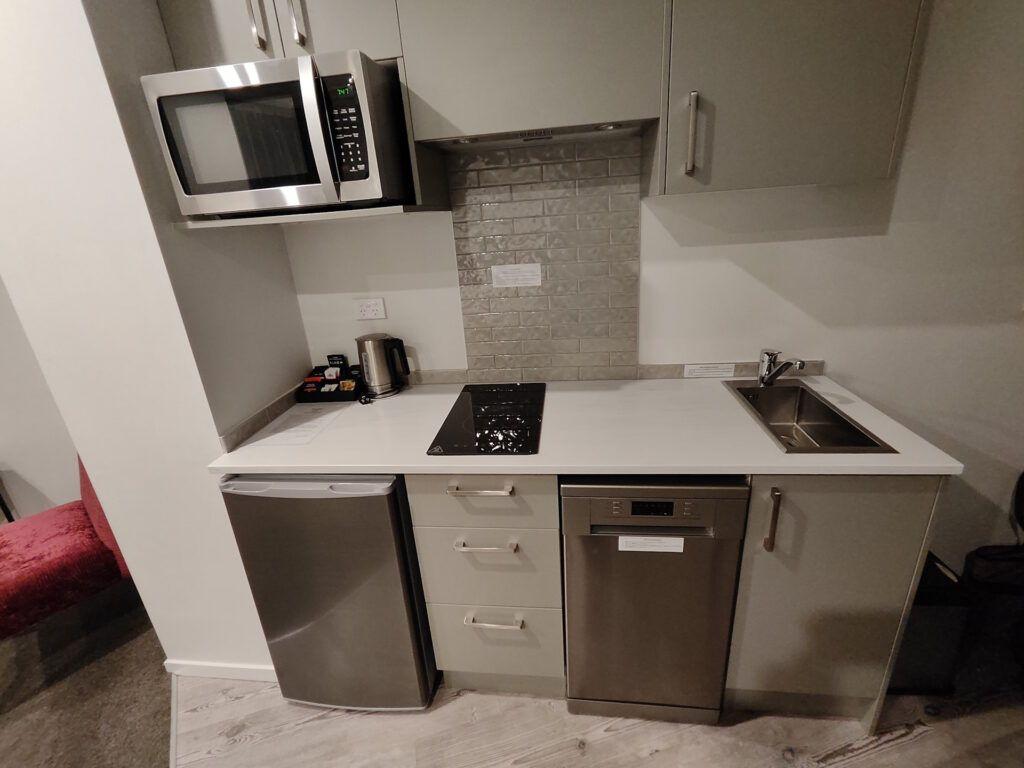 Cocina del Ramada Suites Victoria Street West