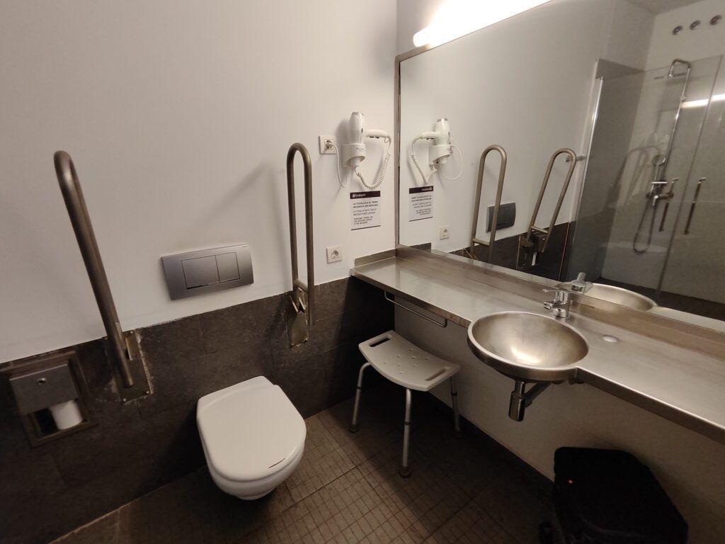 Baño del albergue Centre Esplai