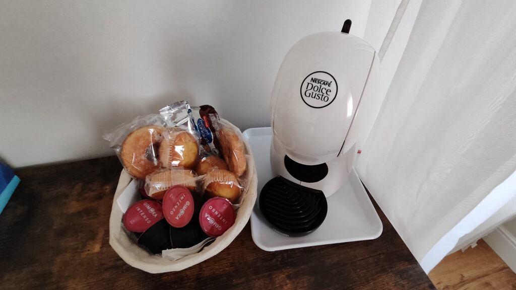 Cafetera y selección de galletas y bollos en el Cc133