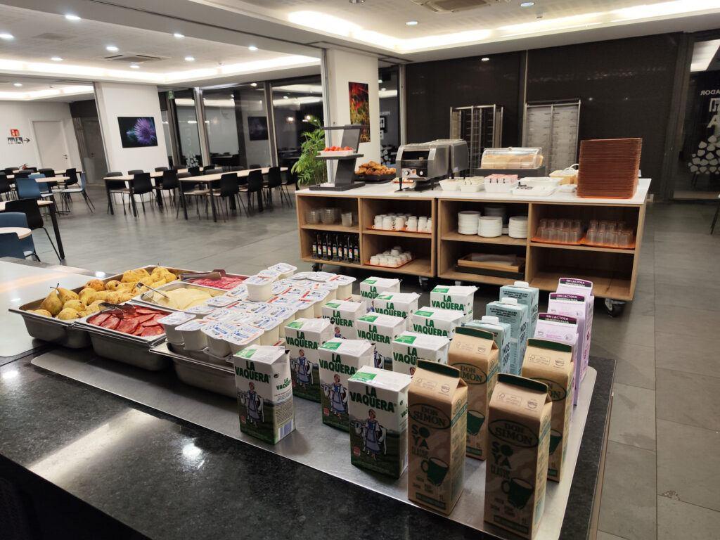 Sala de desayuno del albergue Centre Esplai