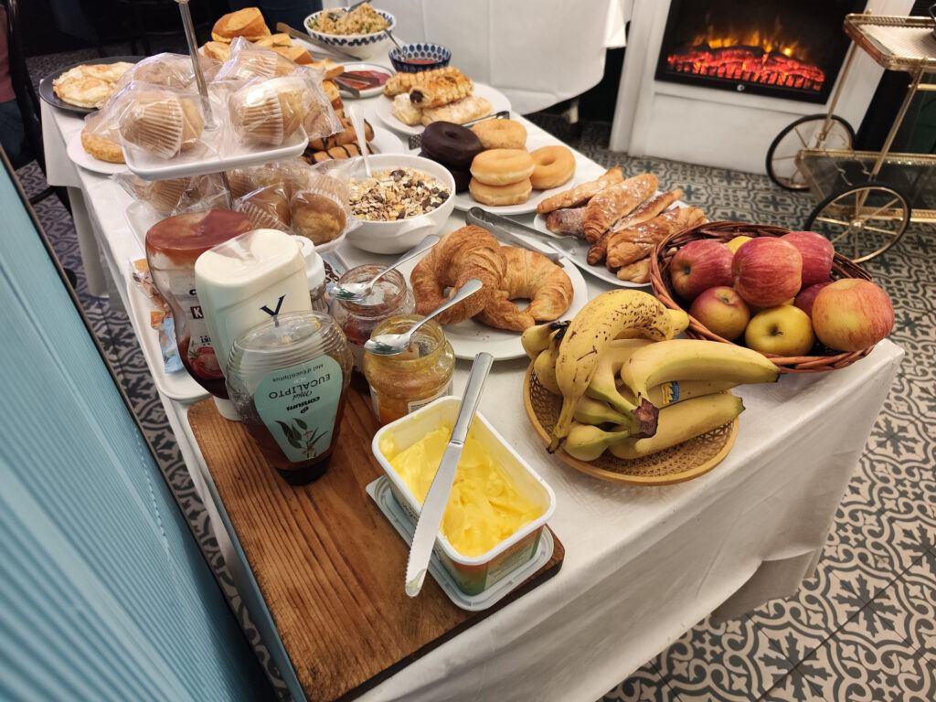 Buffet del desayuno del Barcelona Corona Hostal