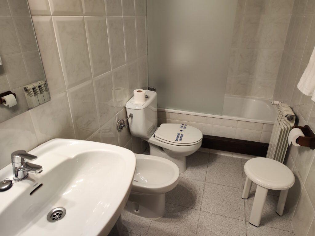 Baño de la habitación estándar en el hotel Hospital de Benasque