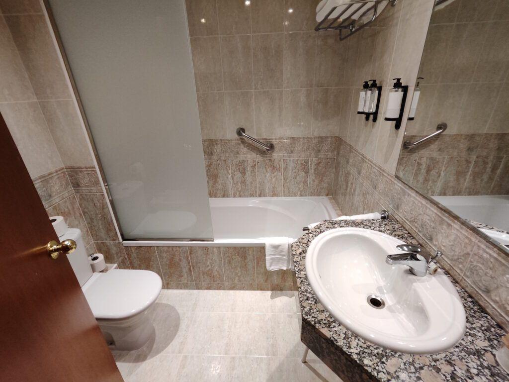 Baño del Hotel Xalet Verdú