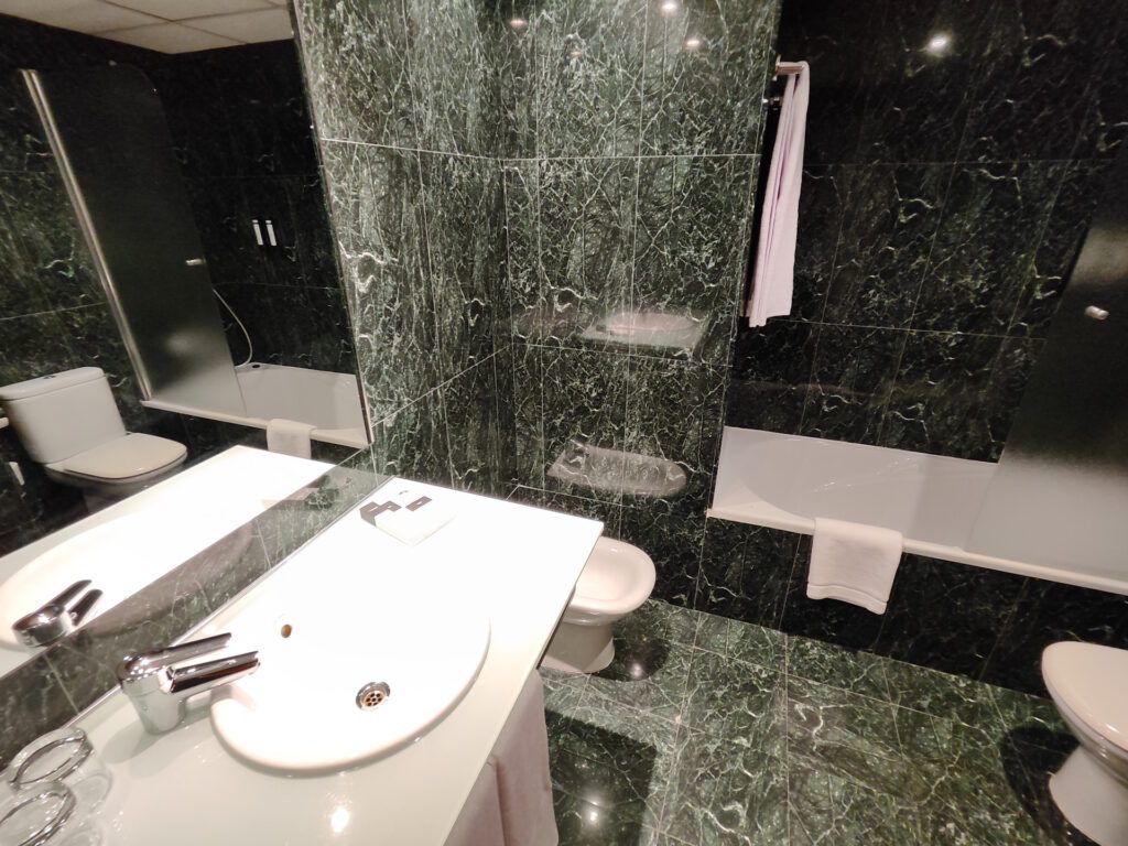 Baño del hotel Berenguer IV