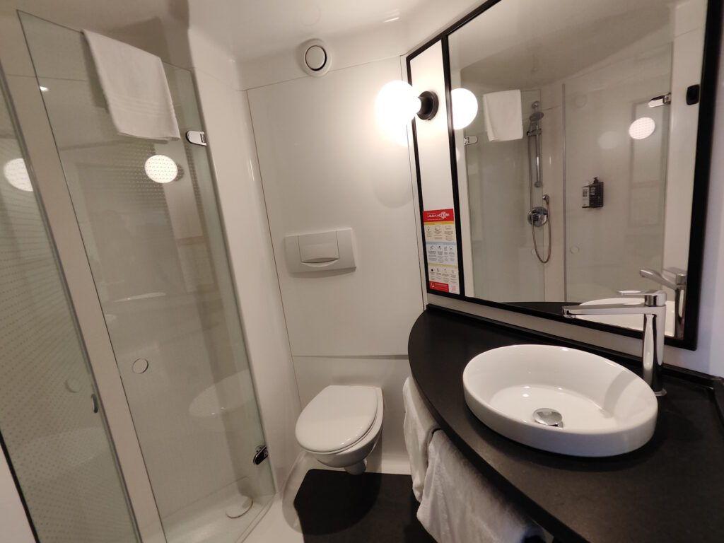 Baño del ibis Barcelona Castelldefels