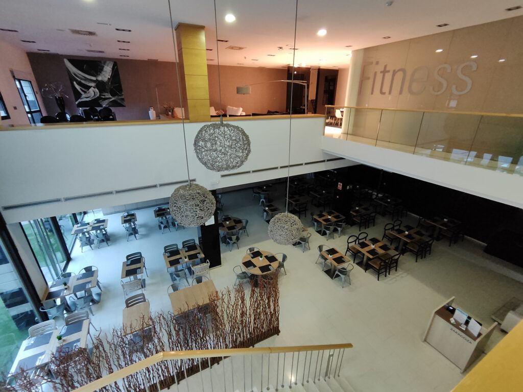 Zona de trabajo y restaurante del hotel Zentral Ave