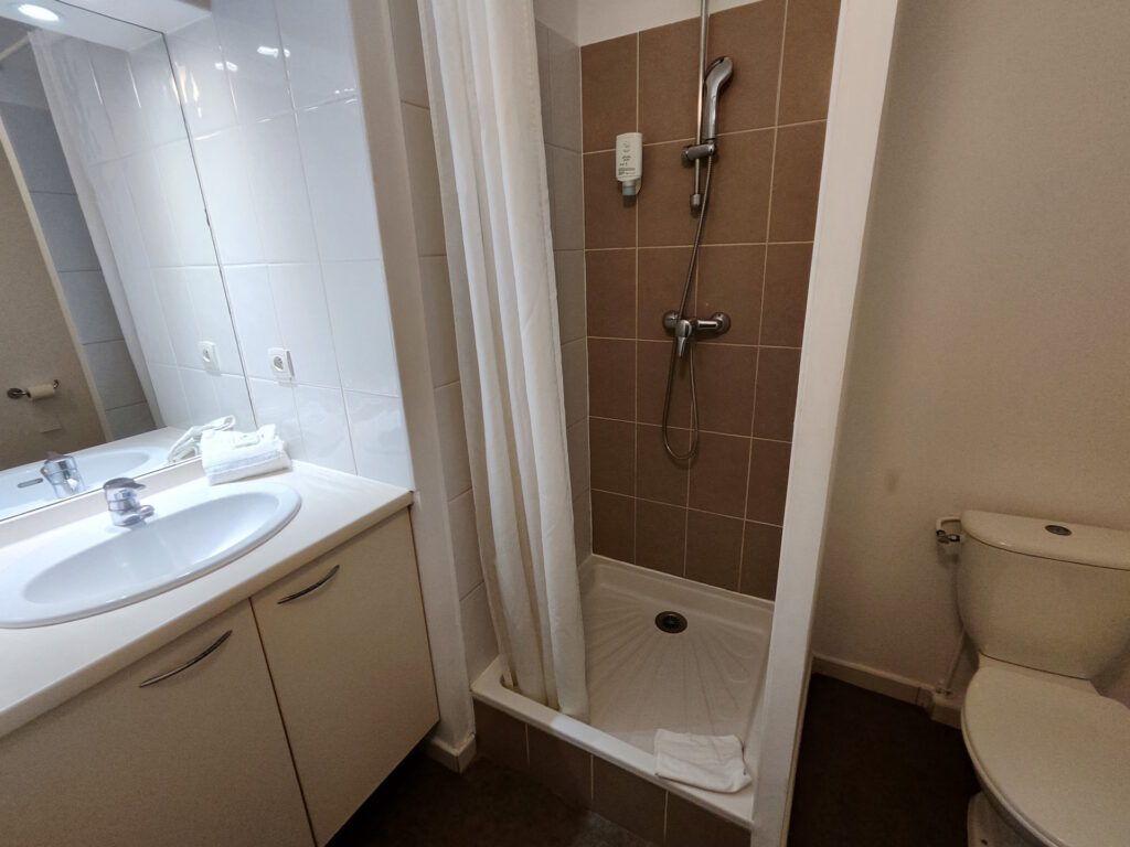 Baño del Appart-Hôtel Mer & Golf City Perpignan Centre