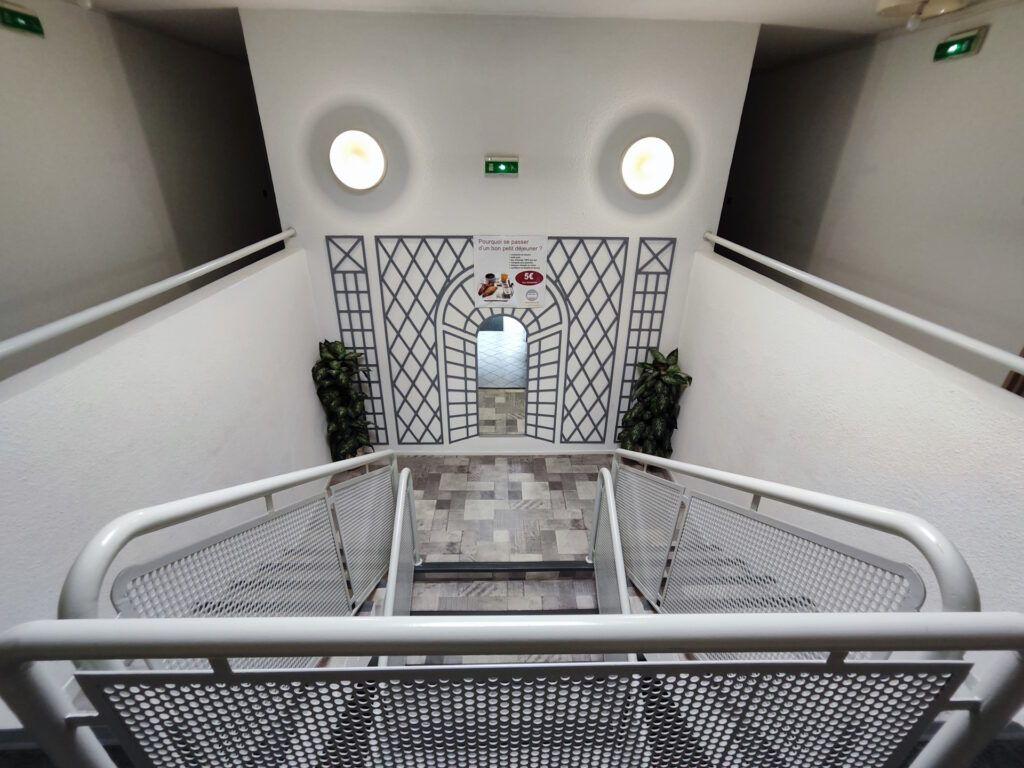 Escaleras dentro del hôtel Kennedy Parc des Expositions