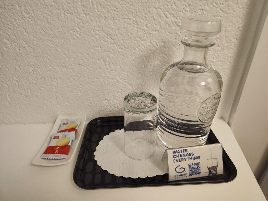 Agua de cortesía y galletas en el Saint Georges Hotel