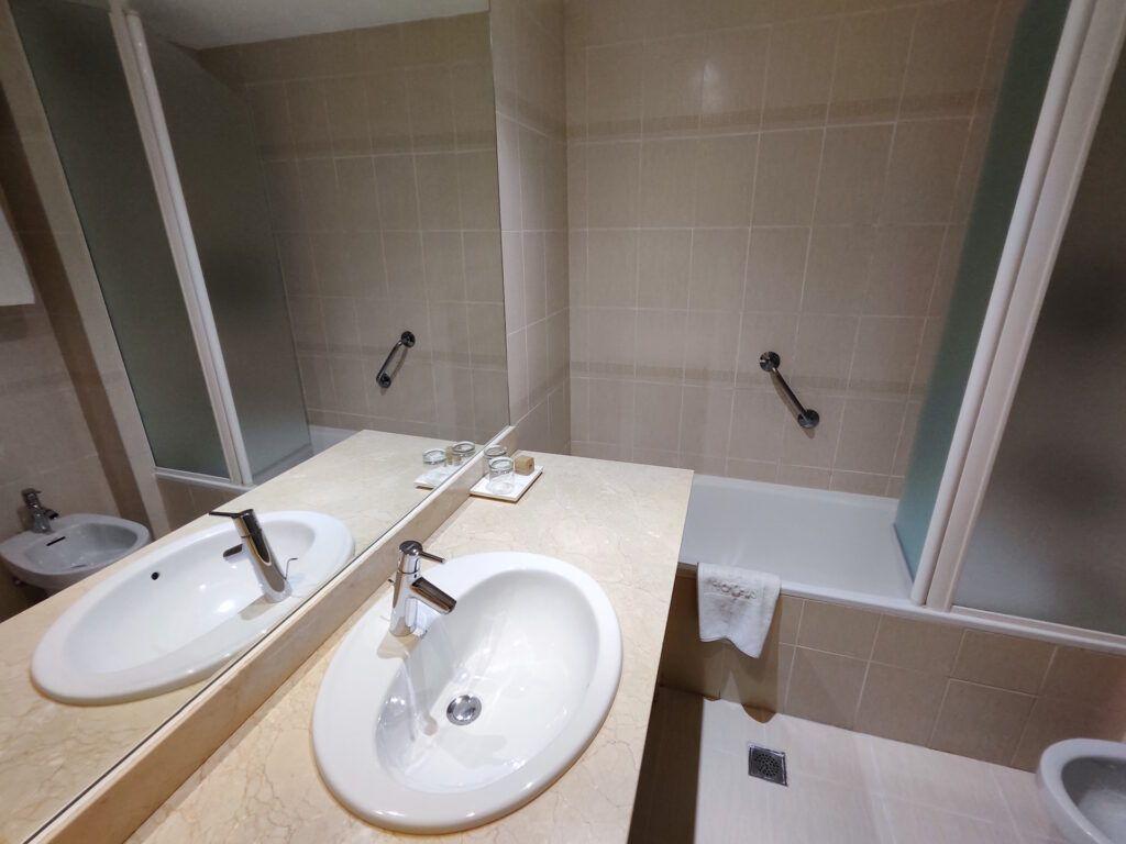 Baño en el hotel NH Sport