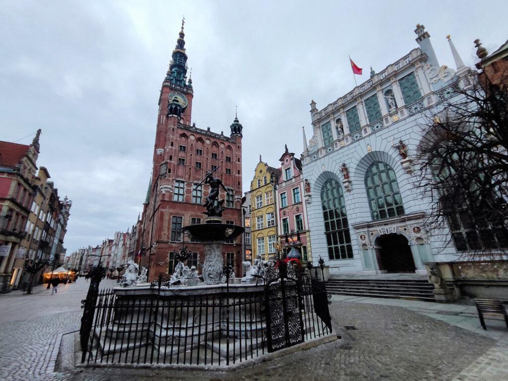 Ayuntamiento, fuente de Neptuno y museo de historia en Gdansk