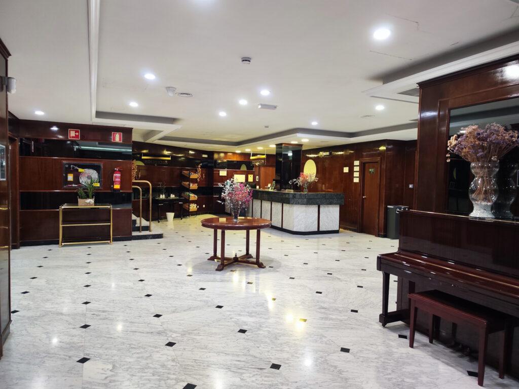 Recepción del B&B HOTEL Zaragoza Royal
