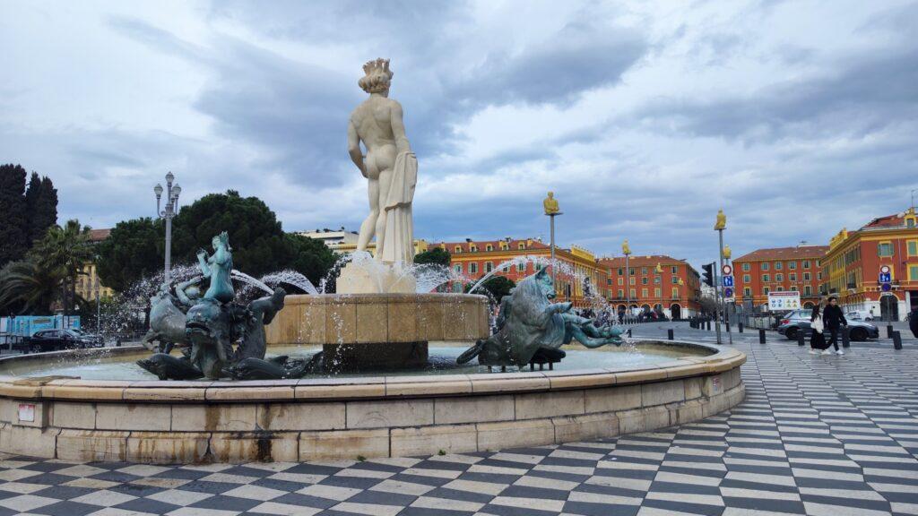 Fontaine du Soleil en la place Masséna en Niza