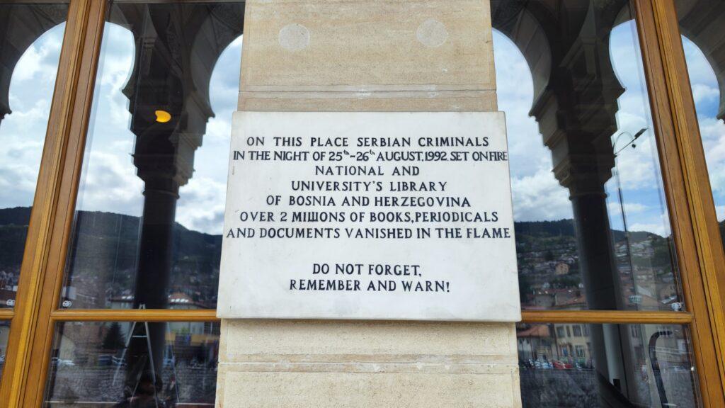 Placa del incendio del ayuntamiento de Sarajevo