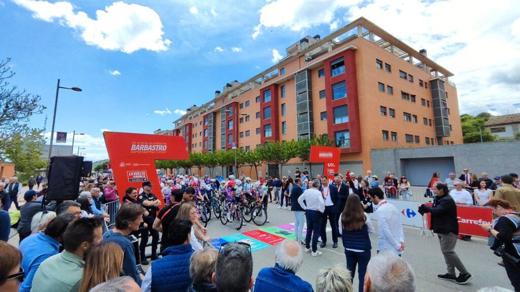 Salida de La Vuelta a España femenina desde Barbastro