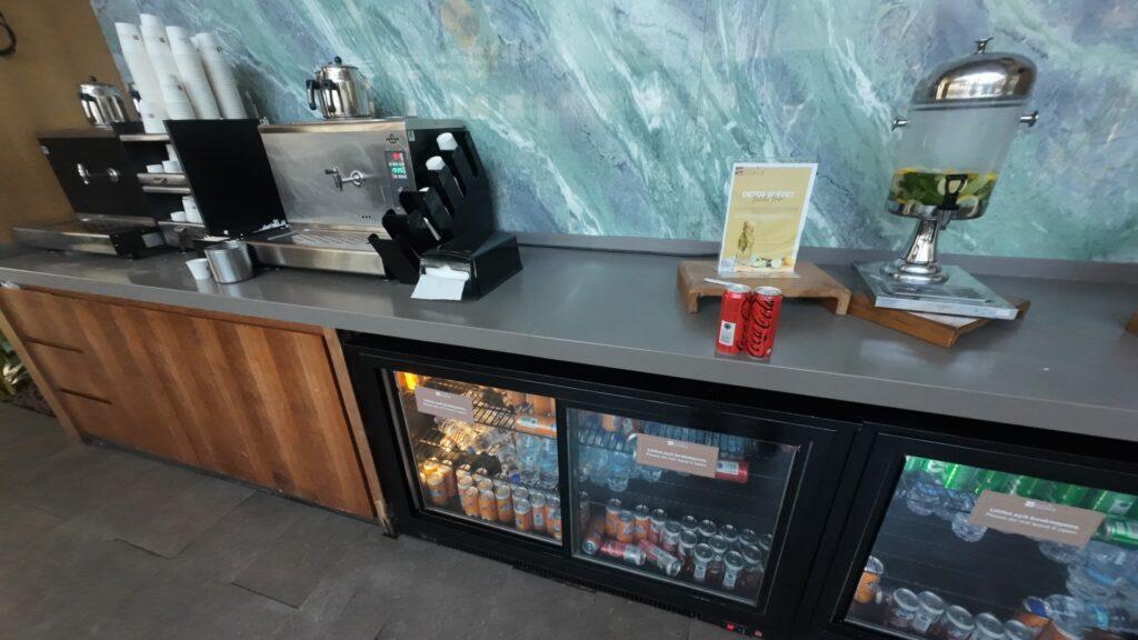 Bebidas frías y calientes en el iGA Lounge de IST