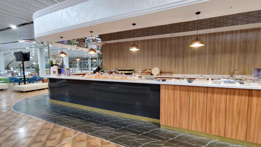 Buffet de comida en el CIP Lounge —SKD