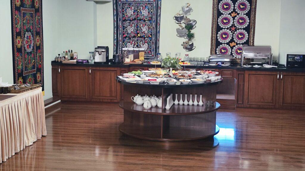 Buffet del desayuno en el Sangzor Boutique Hotel