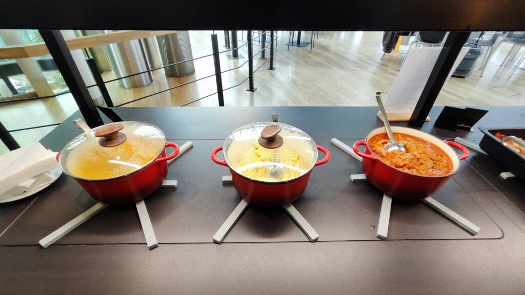 Comida caliente en el EuroAirport Skyview Lounge — BSL