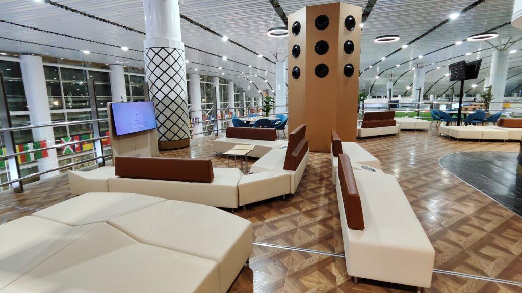 Zona de descanso en el CIP Lounge —SKD