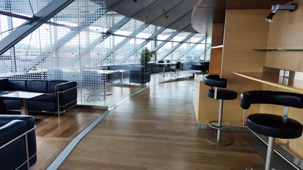 Zona de trabajo en el EuroAirport Skyview Lounge — BSL