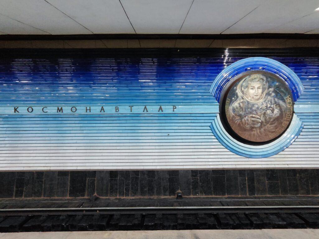 Estación de metro de cosmología en Taskent