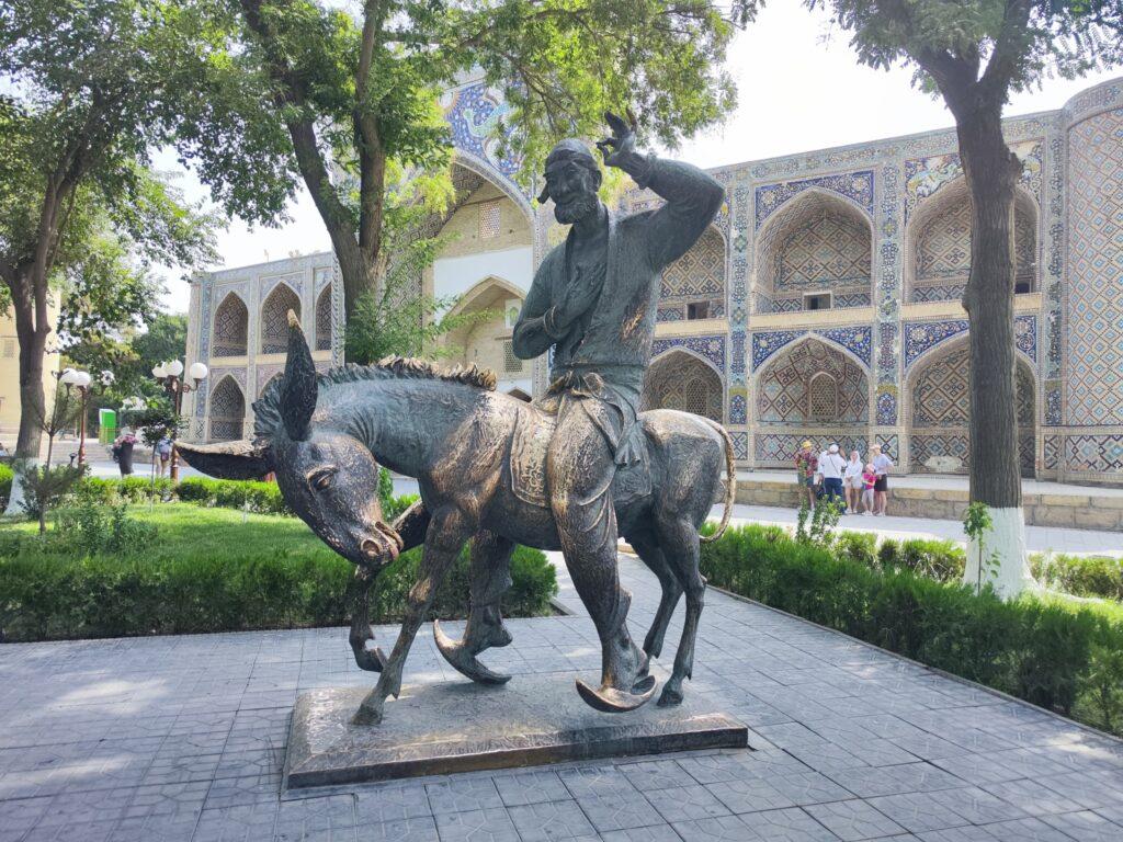 Estatua de Nasreddin con Nadir Divan-begi al fondo