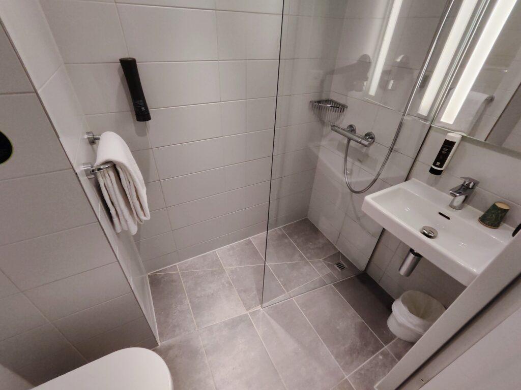 Baño del B&B HOTEL Zurich East Wallisellen