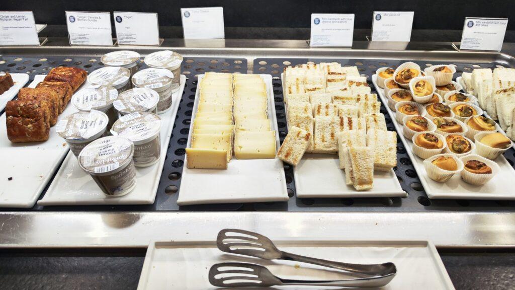Comida fría en el Monteverdi Lounge en Milán Malpensa
