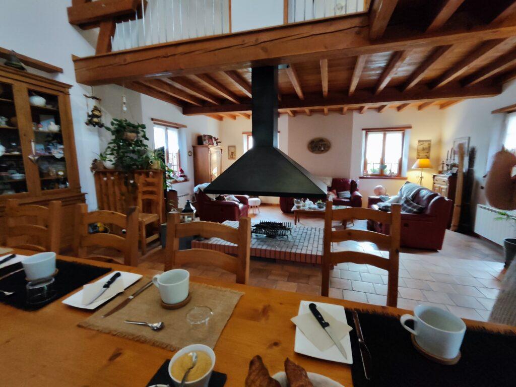Sala de desayuno en Domaine des pierres trouvées