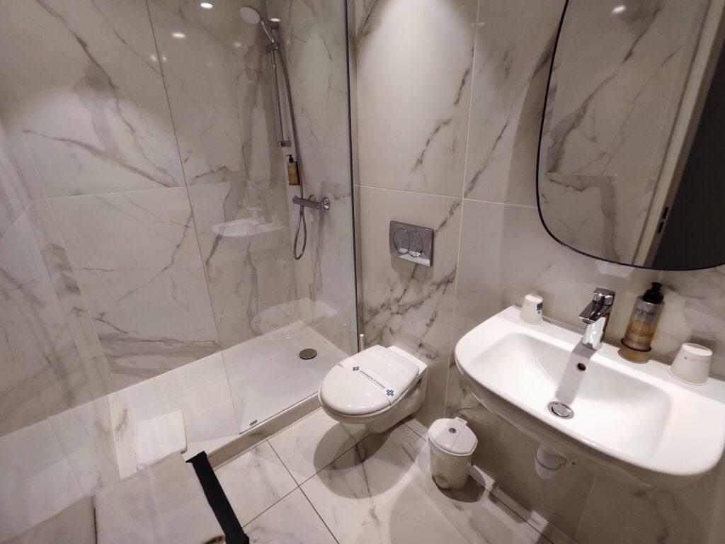 Baño del Hôtel-Restaurant Isidore Nice Ouest