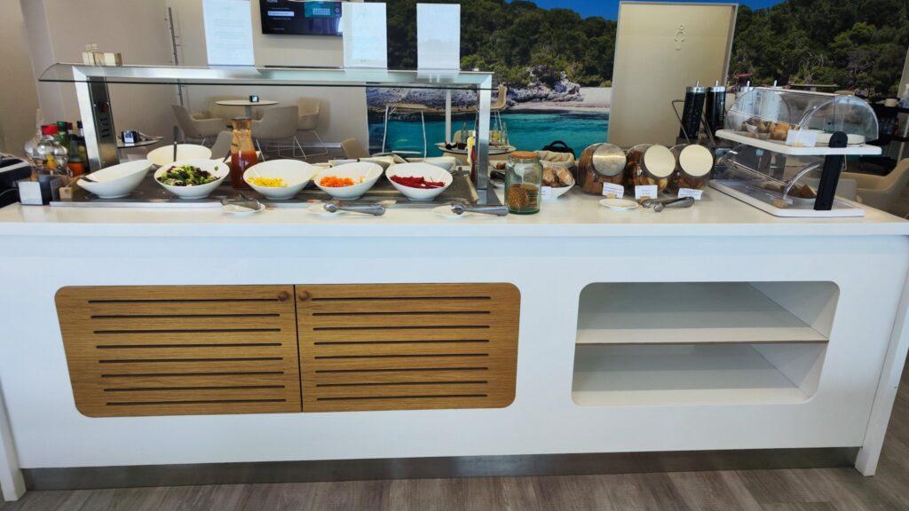 Buffet de comida en Sala VIP Tramuntana