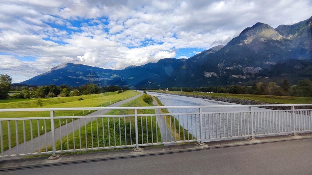 Río Rin frontera natural entre Suiza y Liechtenstein