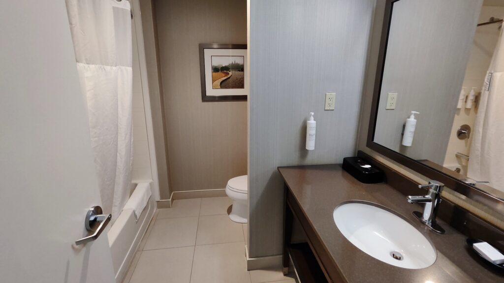 Baño en Hampton Inn by Hilton Ottawa Airport
