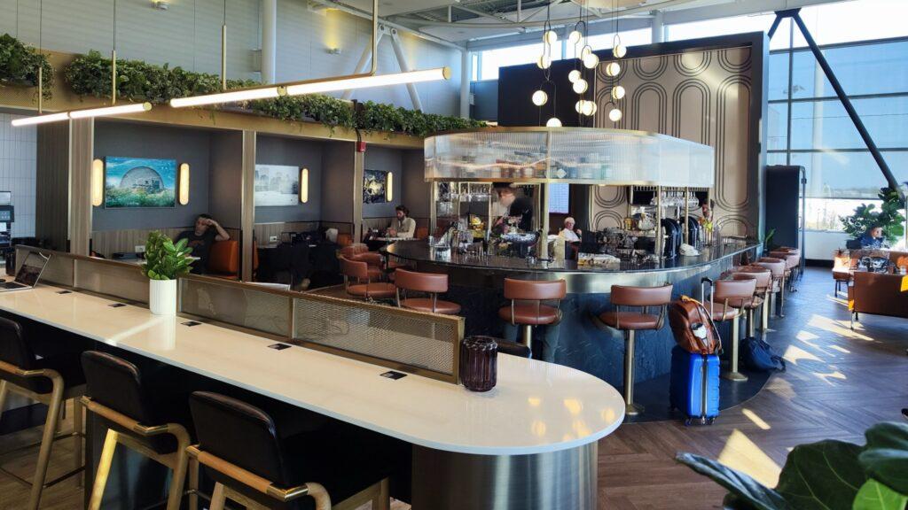 Bar en Aspire AMEX Lounge — YUL