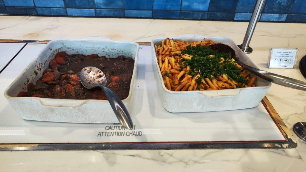 Comida caliente en Air France-KLM Lounge — YUL