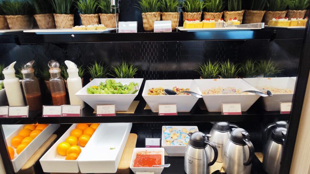 Comida fría en Plaza Premium Lounge — YYZ