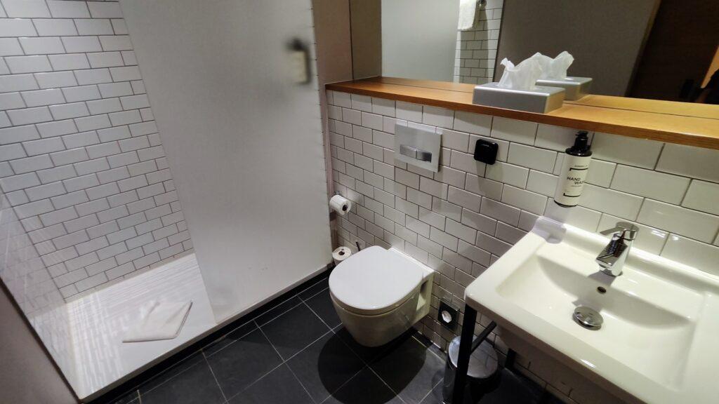 Baño en Pentahotel Brussels Airport