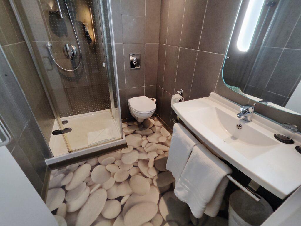 Baño en ibis budget London Barking