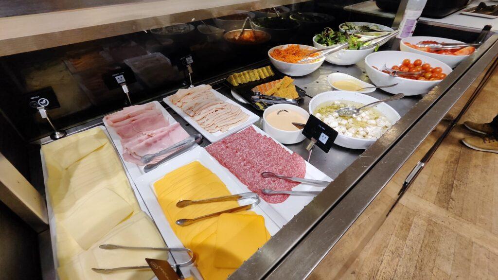 Comida fría en el Diamond lounge — BRU