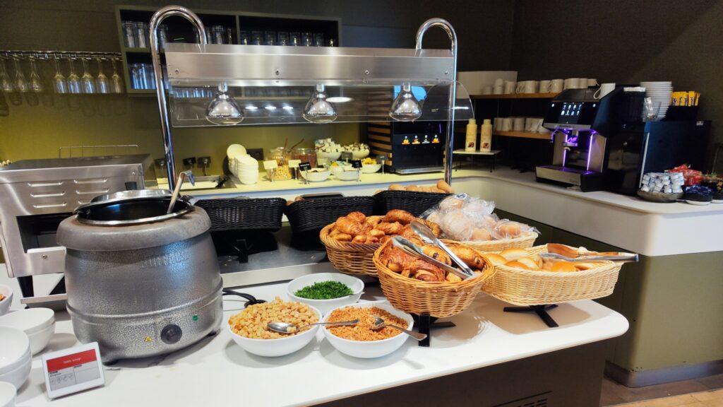 Repostería y bebidas calientes en Diamond lounge — BRU