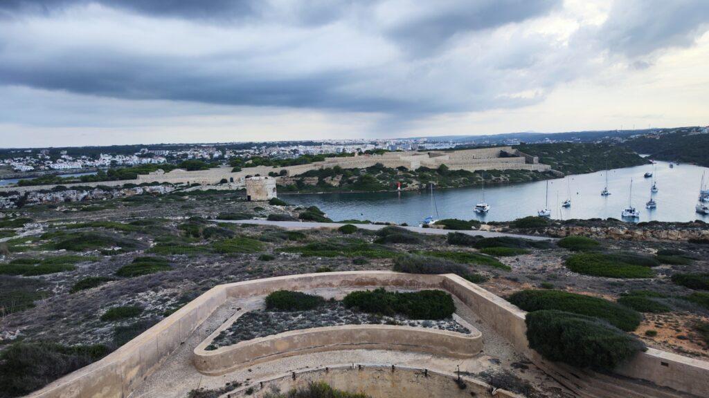 Lazareto visto desde la fortaleza de Isabel II