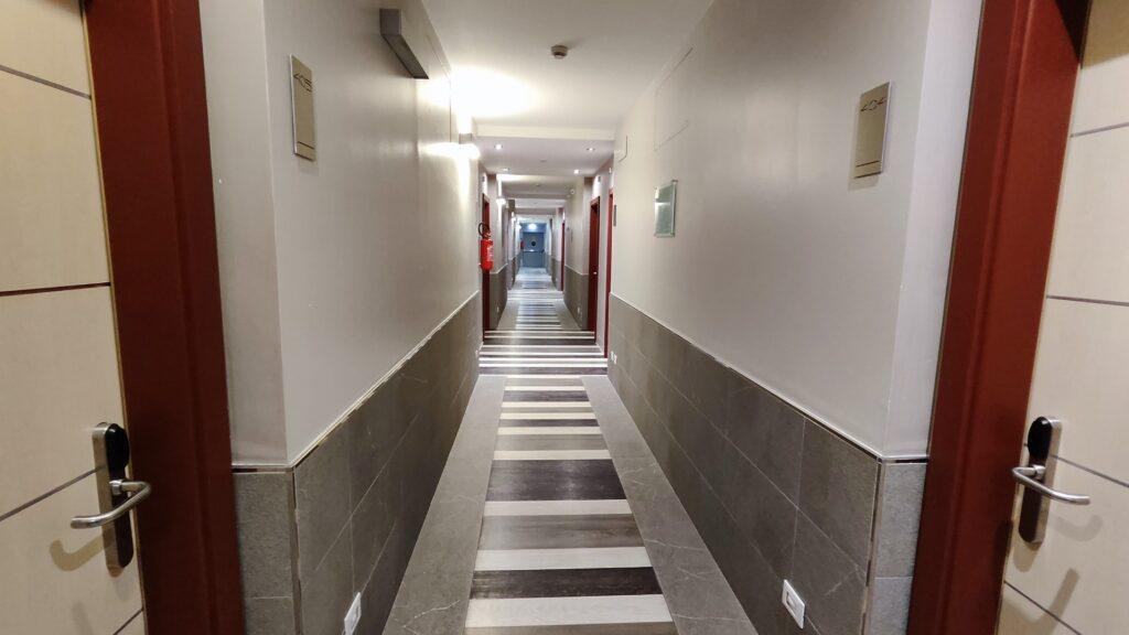 B&B HOTEL Trento — Pasillos