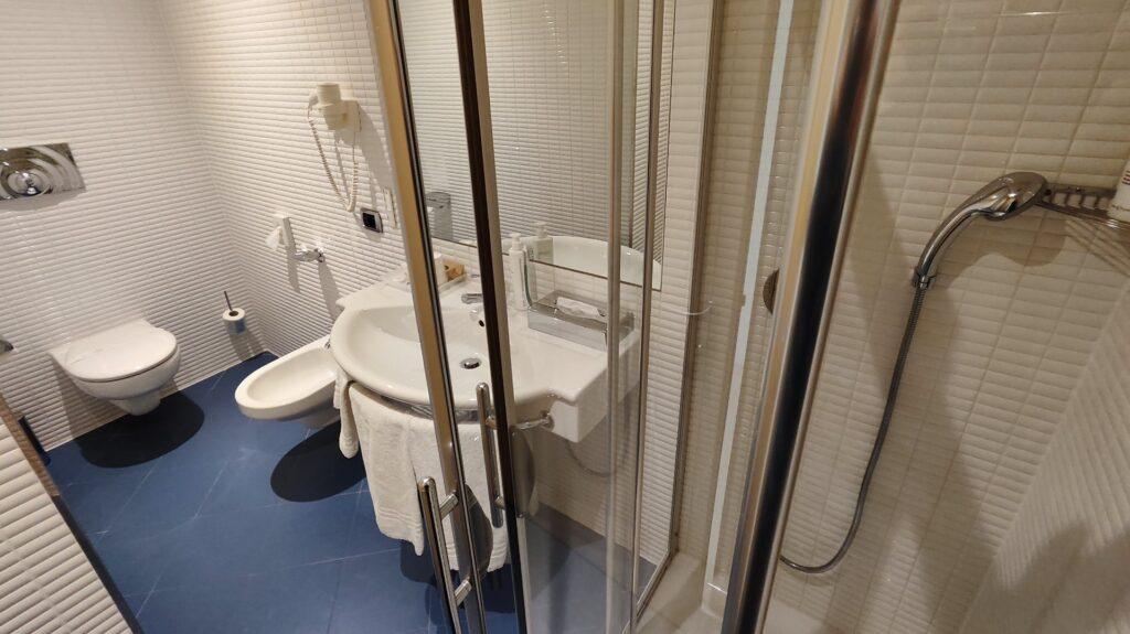 Baño del Tower hotel — Busto Arsizio