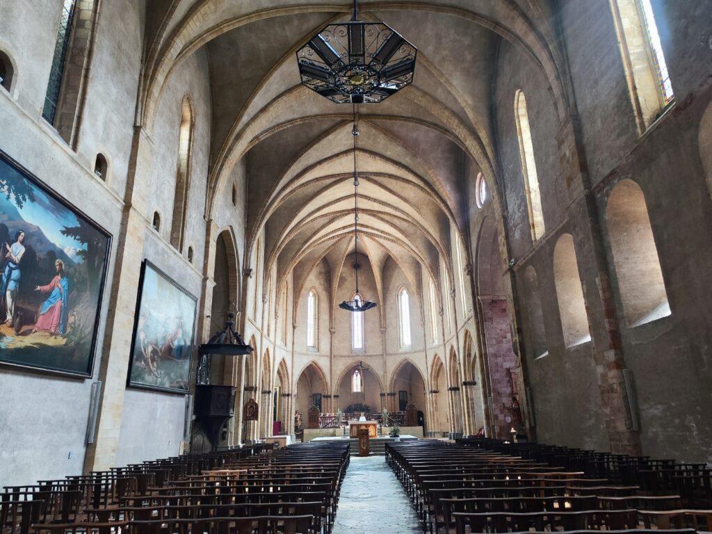Interior de L’abbatiale Saint-Volusien